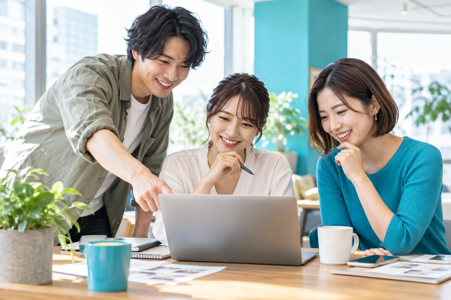 チームで事業計画を話し合うイメージ